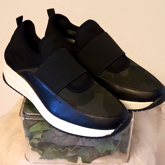 Womens Anne Klein Backdoor Camouflage Low-Top Mesh Sneaker - Picture 2 of 11